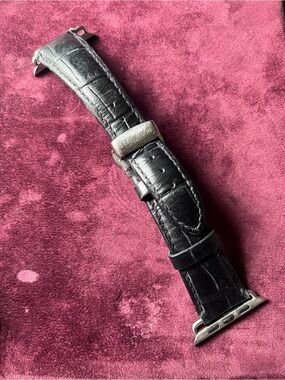 Longvadon Black Leather Apple Watch Band 42mm 44mm Croc Embossed